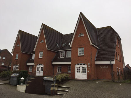 Haus Ob de warft Büsum Außenansicht und Eingang